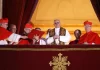 Fieles esperan la fumata en San Pedro mientras avanza el cónclave papal