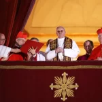 Fieles esperan la fumata en San Pedro mientras avanza el cónclave papal
