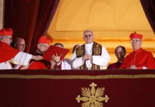 Fieles esperan la fumata en San Pedro mientras avanza el cónclave papal