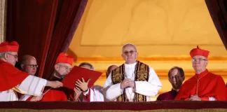 Fieles esperan la fumata en San Pedro mientras avanza el cónclave papal