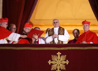 Fieles esperan la fumata en San Pedro mientras avanza el cónclave papal