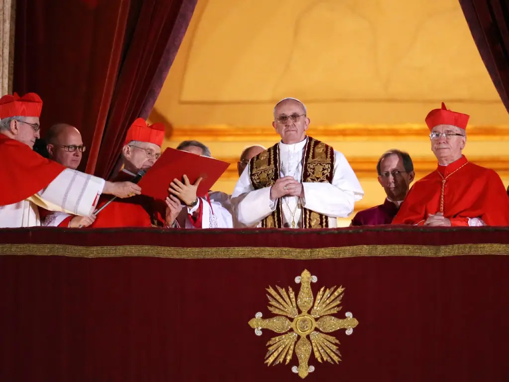 Fieles esperan la fumata en San Pedro mientras avanza el cónclave papal