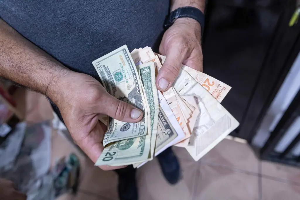 Expertos alertan que Venezuela cerrará 2025 con el dólar a Bs. 200