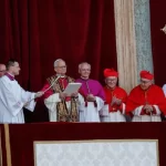 Papa León XIV pide “construir puentes” en su primer mensaje al mundo