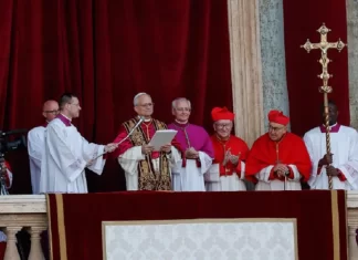 Papa León XIV pide “construir puentes” en su primer mensaje al mundo