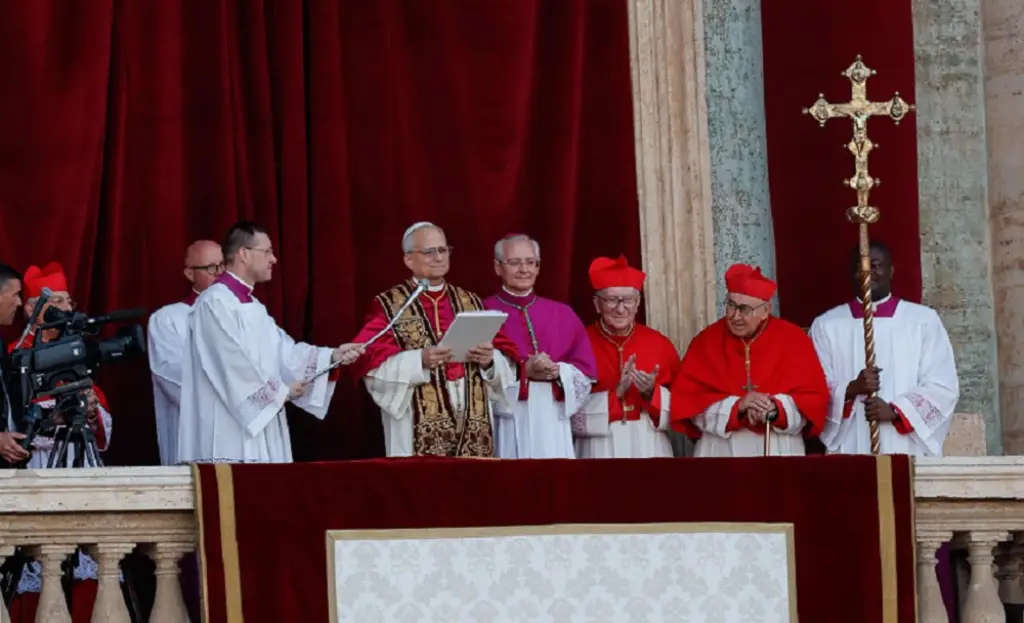 Papa León XIV pide “construir puentes” en su primer mensaje al mundo