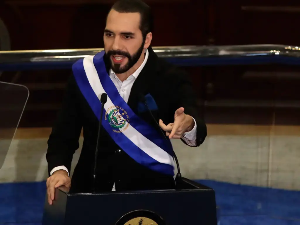 Bukele impulsa ley para cobrar 30 % a ONG y desata críticas