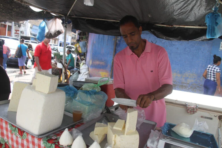 Lluvias bajan precios de la leche y el queso