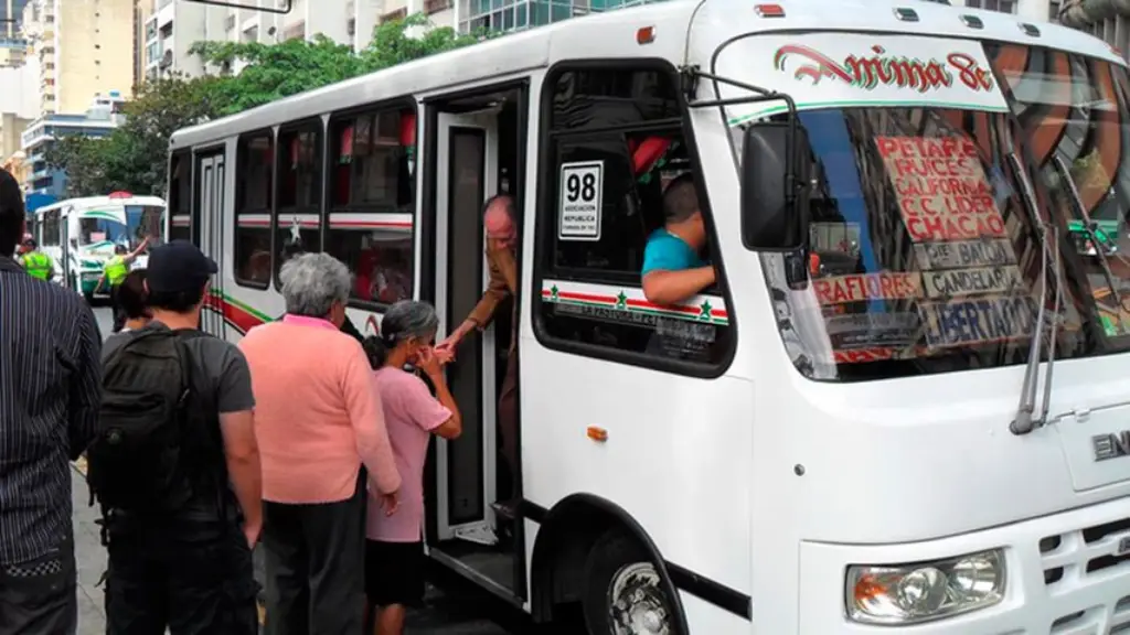 Conductores exigen anclar tarifa del pasaje al dólar