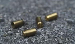 Una joven venezolana fue asesinada a tiros mientras paseaba con un niño