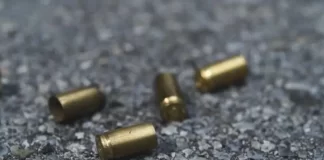 Una joven venezolana fue asesinada a tiros mientras paseaba con un niño