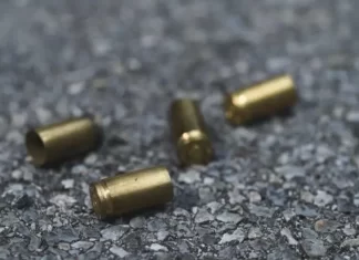 Una joven venezolana fue asesinada a tiros mientras paseaba con un niño