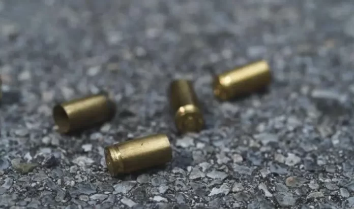 Una joven venezolana fue asesinada a tiros mientras paseaba con un niño