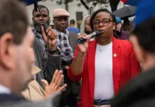 EE.UU. imputa a congresista por provocar disturbio en centro migratorio