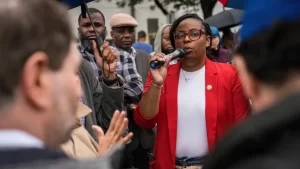 EE.UU. imputa a congresista por provocar disturbio en centro migratorio