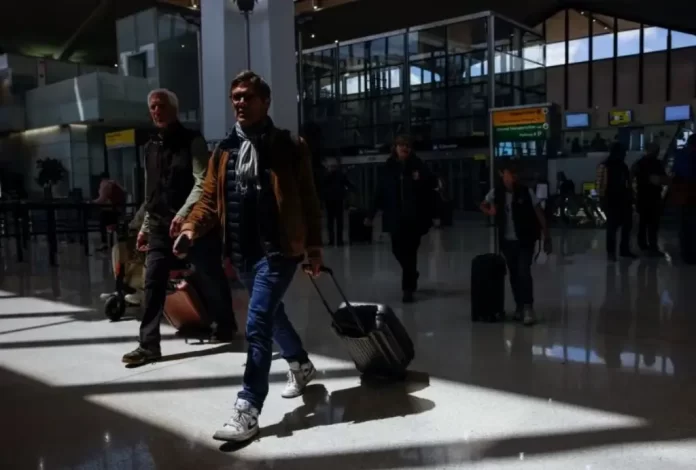 EE.UU. prohíbe viajar a Venezuela y pide evacuar de inmediato