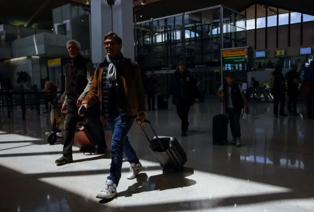 EE.UU. prohíbe viajar a Venezuela y pide evacuar de inmediato