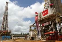 Producción petrolera en Venezuela caerá 30% tras fin de licencias