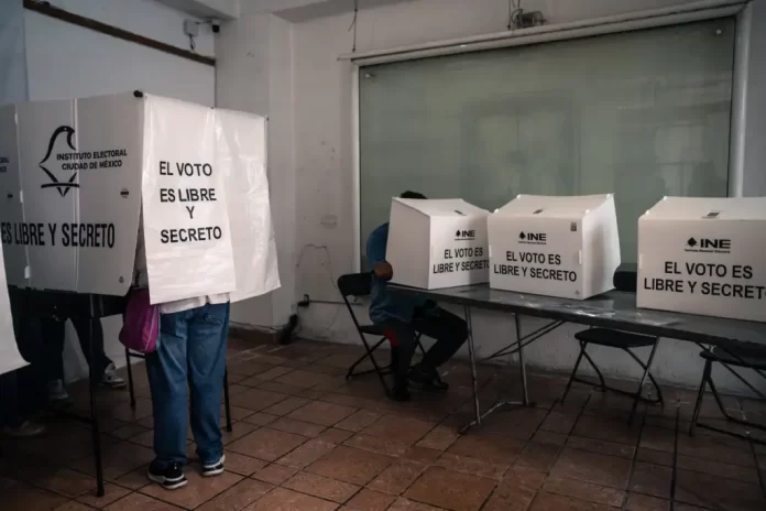 México elige jueces con baja participación y polémica judicial