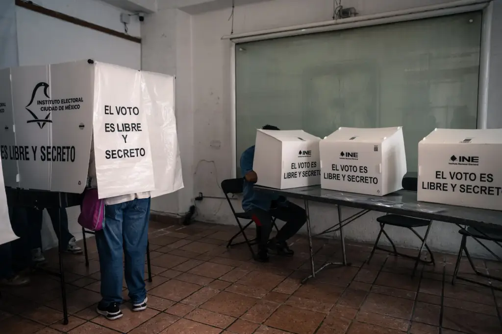 México elige jueces con baja participación y polémica judicial