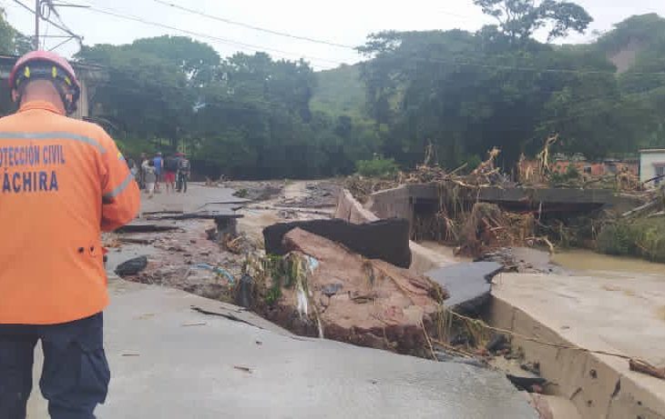 Lluvias colapsan 44 casas y dos vías en Táchira